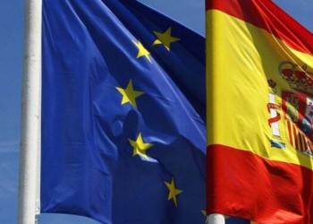 Banderas de la Unión Europea y España ondeando al viento