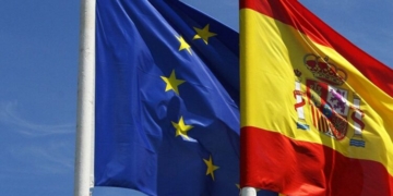 Banderas de la Unión Europea y España ondeando al viento