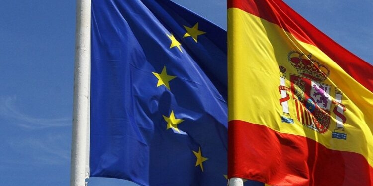 Banderas de la Unión Europea y España ondeando al viento