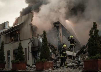 Bomberos trabajando en un edificio dañado por bombardeo en Kyiv