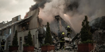 Bomberos trabajando en un edificio dañado por bombardeo en Kyiv