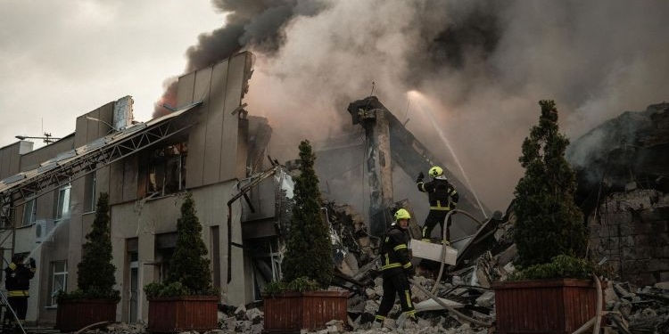 Bomberos trabajando en un edificio dañado por bombardeo en Kyiv