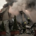 Bomberos trabajando en un edificio dañado por bombardeo en Kyiv