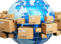 Cajas de cartón flotando alrededor de un globo terráqueo