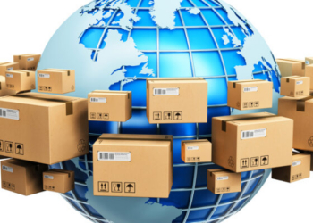 Cajas de cartón flotando alrededor de un globo terráqueo