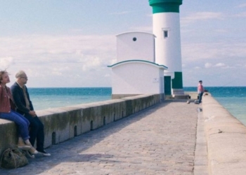 Escena de la película L'art d'être heureux en un muelle junto al mar