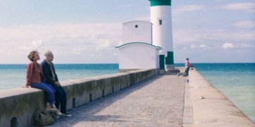 Escena de la película L'art d'être heureux en un muelle junto al mar