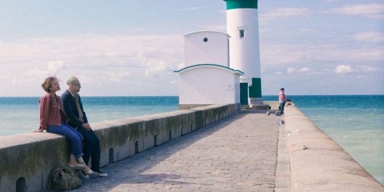 Escena de la película L'art d'être heureux en un muelle junto al mar