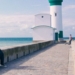 Escena de la película L'art d'être heureux en un muelle junto al mar