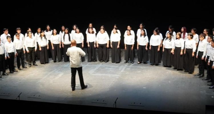 Coro juvenil Sinfonía por el Perú en concierto en Casa de América