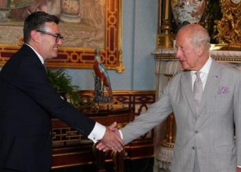 Pedro Sánchez y Andy Burnham estrechando manos en una reunión formal