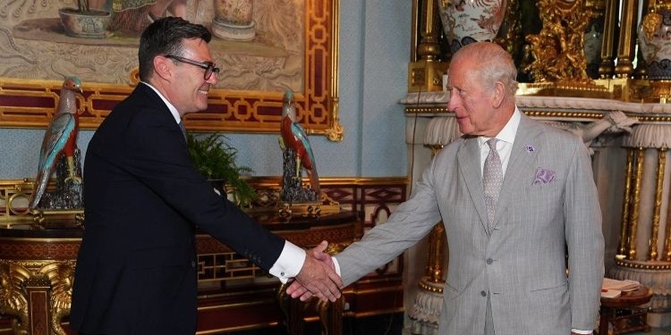 Pedro Sánchez y Andy Burnham estrechando manos en una reunión formal
