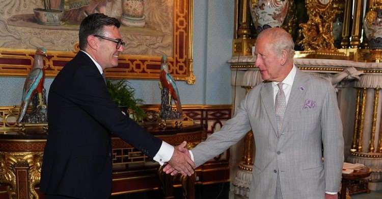 Pedro Sánchez holds his first conversation with the new British Prime Minister, Andy Burnham