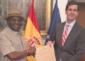 Okezie Ikpeazu presenta copias de estilo en el Ministerio de Asuntos Exteriores