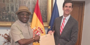 Okezie Ikpeazu presenta copias de estilo en el Ministerio de Asuntos Exteriores