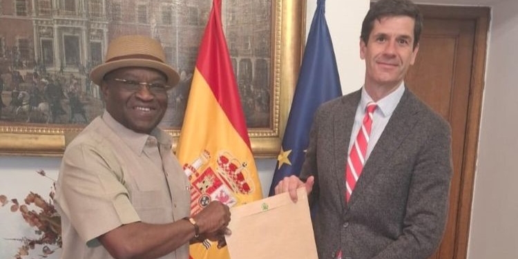 Okezie Ikpeazu presenta copias de estilo en el Ministerio de Asuntos Exteriores