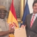 Okezie Ikpeazu presenta copias de estilo en el Ministerio de Asuntos Exteriores