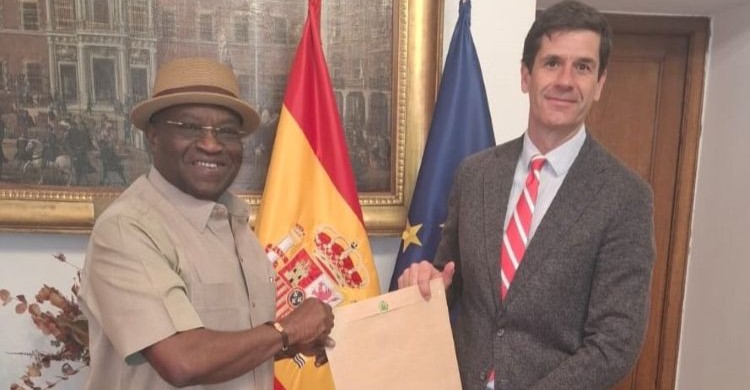 Okezie Ikpeazu presenta copias de estilo en el Ministerio de Asuntos Exteriores