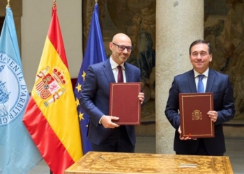 Ministro de Asuntos Exteriores y secretario de la Corte Permanente de Arbitraje firmando acuerdo
