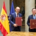 Ministro de Asuntos Exteriores y secretario de la Corte Permanente de Arbitraje firmando acuerdo