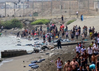 Multitud de personas en la playa de Ceuta intentando cruzar a España