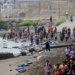Multitud de personas en la playa de Ceuta intentando cruzar a España