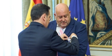 The president of the Federation of Jewish Communities of Spain, David Obadía, receives the Order of Civil Merit