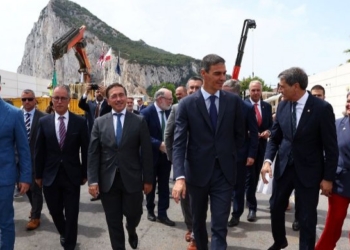 Pedro Sánchez y autoridades durante la demolición de la Verja de Gibraltar