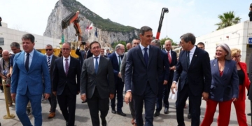 Sánchez presides over the demolition of the Gibraltar border fence, “the last wall of continental Europe”