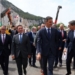 Pedro Sánchez y autoridades durante la demolición de la Verja de Gibraltar