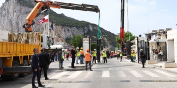 Feijóo demands “tax equality” with Gibraltar, and Albares accuses the PP of “sabotaging” the agreement
