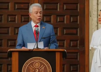 El embajador de Estados Unidos en Madrid durante un discurso conmemorativo
