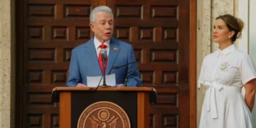 El embajador de Estados Unidos en Madrid durante un discurso conmemorativo
