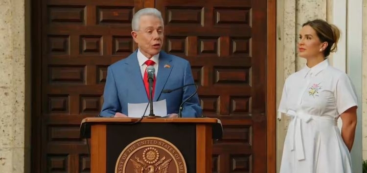 El embajador de Estados Unidos en Madrid durante un discurso conmemorativo