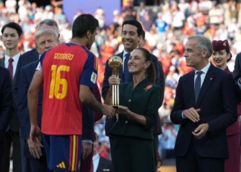 Claudia Sheinbaum entrega trofeo tras victoria de España en el Mundial