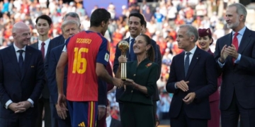Claudia Sheinbaum entrega trofeo tras victoria de España en el Mundial