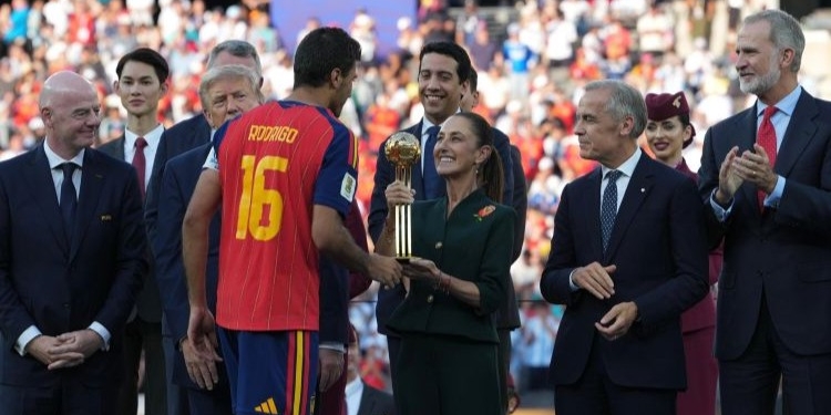 Claudia Sheinbaum entrega trofeo tras victoria de España en el Mundial