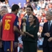 Claudia Sheinbaum entrega trofeo tras victoria de España en el Mundial
