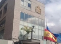 Fachada de la Embajada de España en Venezuela con banderas ondeando.