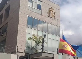 Fachada de la Embajada de España en Venezuela con banderas ondeando.