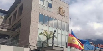 Fachada de la Embajada de España en Venezuela con banderas ondeando.