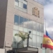 Fachada de la Embajada de España en Venezuela con banderas ondeando.