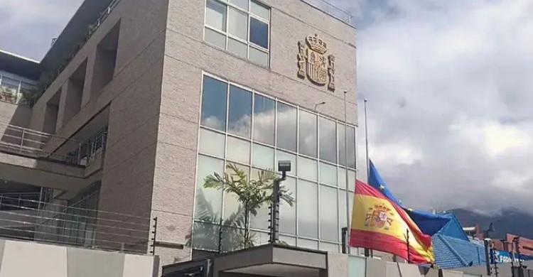 Fachada de la Embajada de España en Venezuela con banderas ondeando.