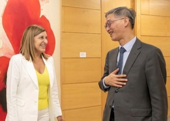 El embajador de China Yao Jing conversando en Cantabria con la presidenta regional