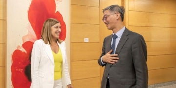 El embajador de China Yao Jing conversando en Cantabria con la presidenta regional