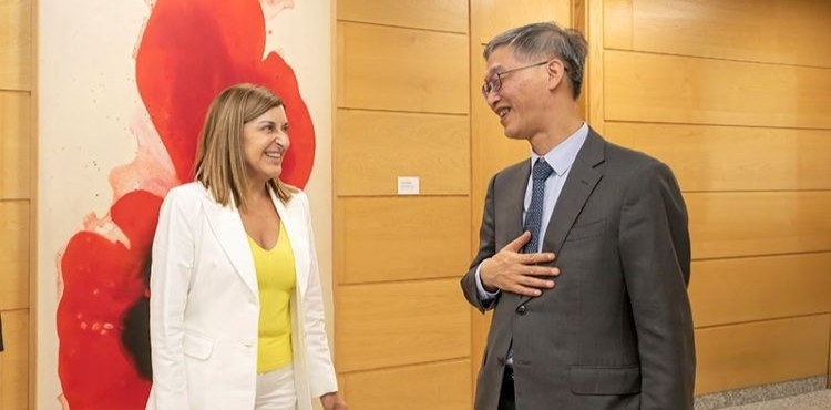 El embajador de China Yao Jing conversando en Cantabria con la presidenta regional