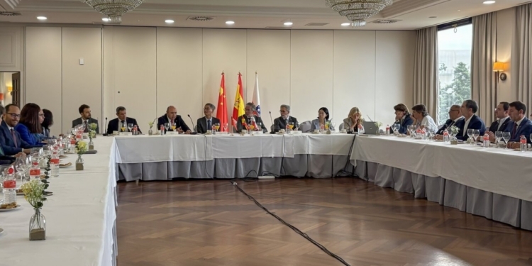Reunión del embajador chino con autoridades y empresarios en Cantabria