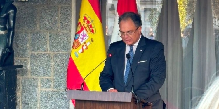 El embajador de Egipto en España durante un discurso en la recepción del Día Nacional