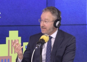 Embajador de Suecia hablando sobre la campaña en España