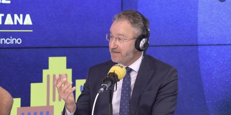 Embajador de Suecia hablando sobre la campaña en España